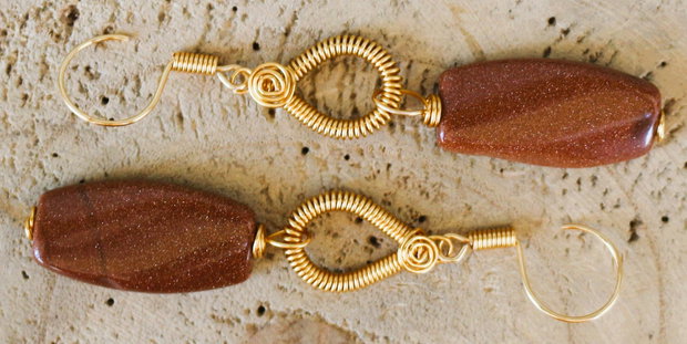 Cercei din sarma de cupru placata cu aur si margele goldstone