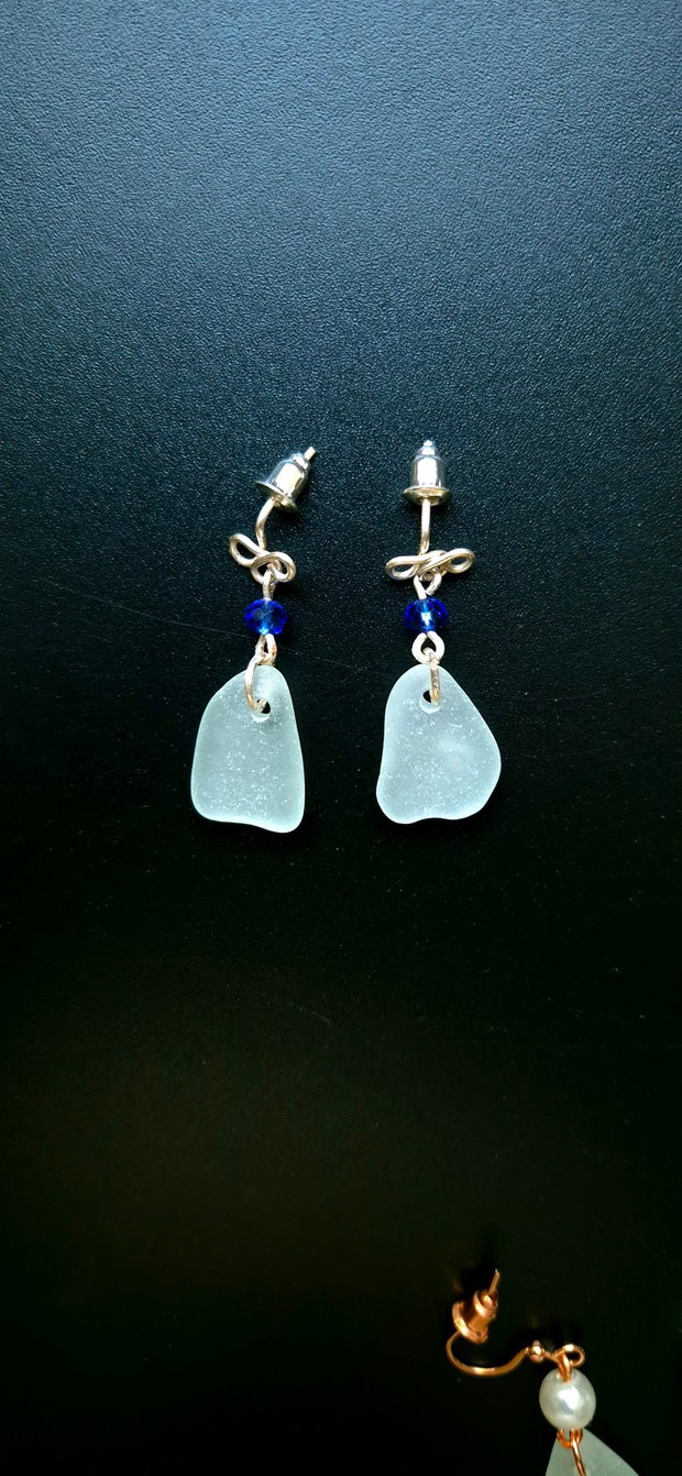 Cercei argintati cu sticla de mare-sea glass și margele de sticla