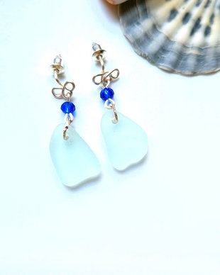 Cercei argintati cu sticla de mare-sea glass și margele de sticla