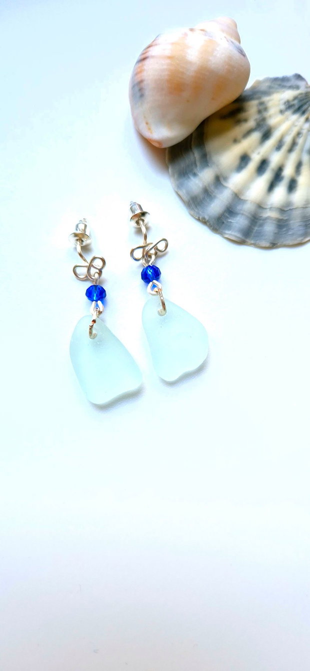 Cercei argintati cu sticla de mare-sea glass și margele de sticla