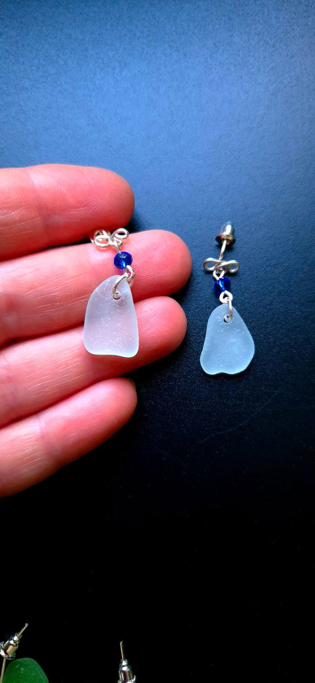 Cercei argintati cu sticla de mare-sea glass și margele de sticla