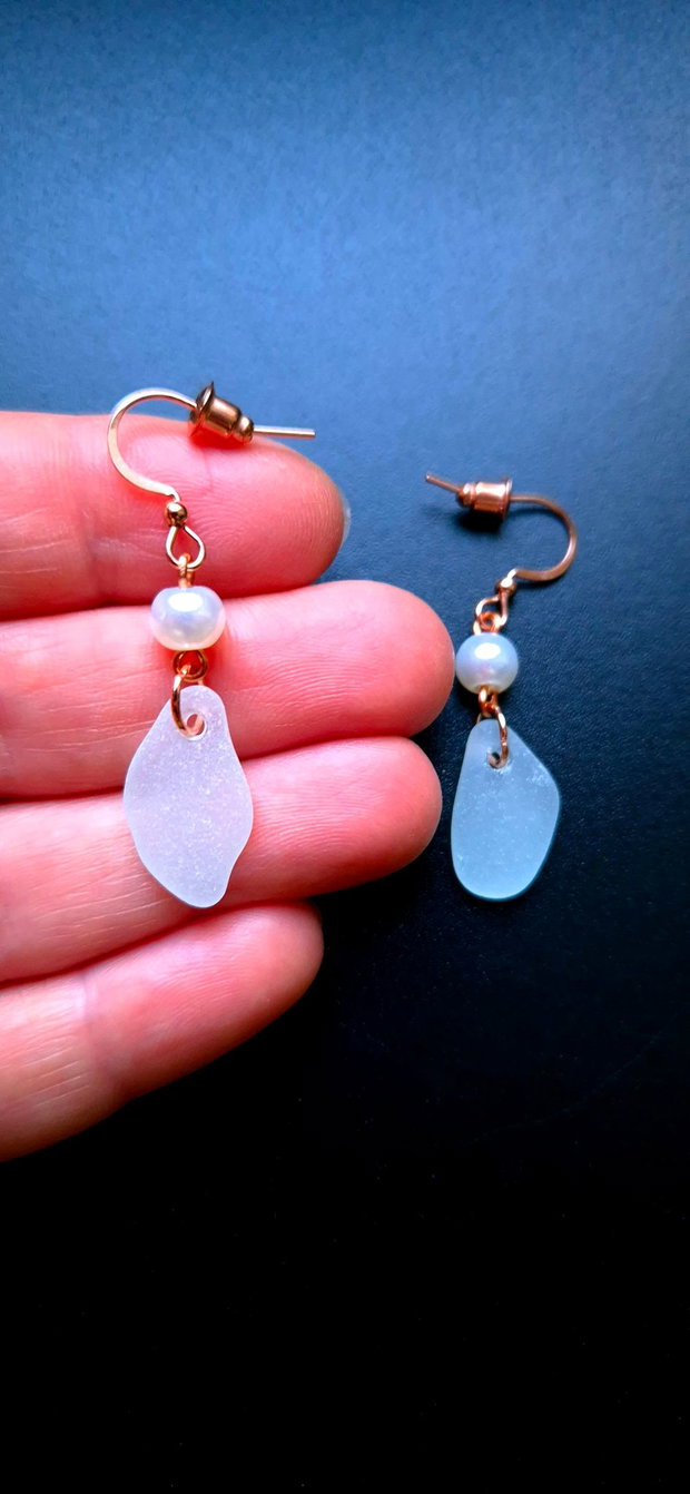 Cercei cupru cu sticla de mare-sea glass și perle de sticla