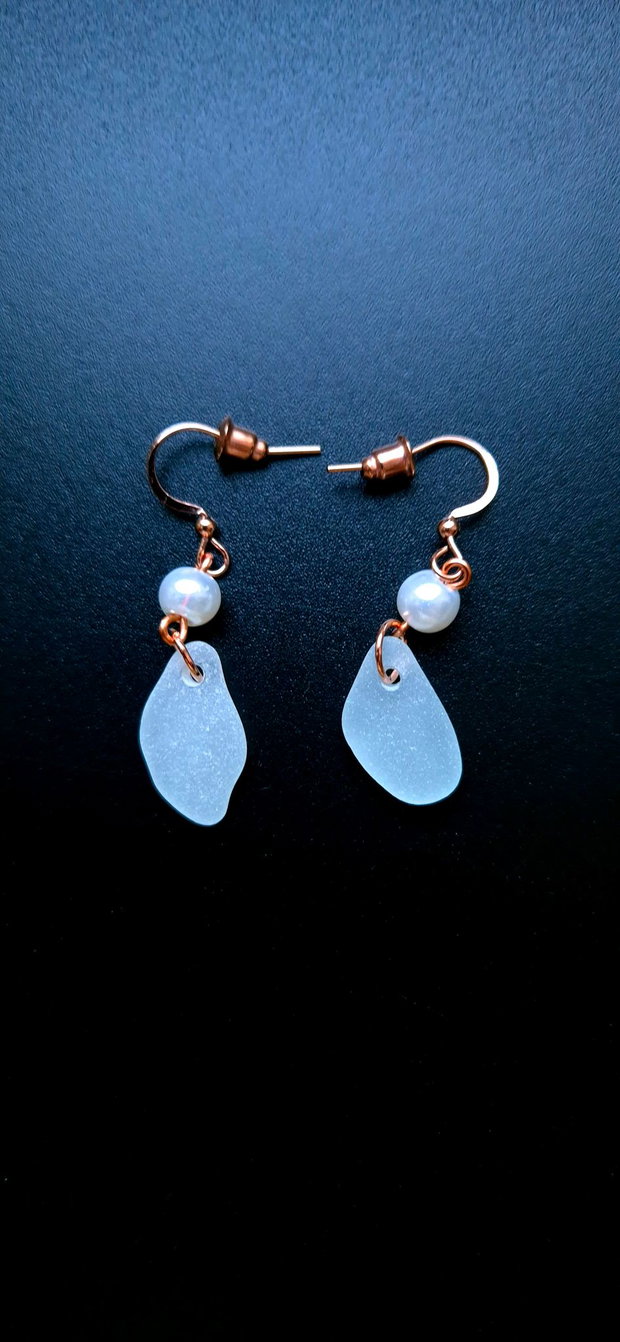 Cercei cupru cu sticla de mare-sea glass și perle de sticla