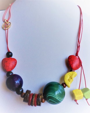 Colier handmade cu margele din lemn,acrilice si piatra de howlit montate pe ata pe guta