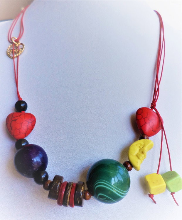Colier handmade cu margele din lemn,acrilice si piatra de howlit montate pe ata pe guta