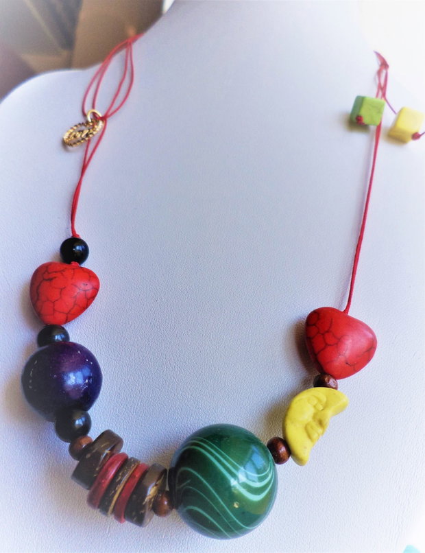 Colier handmade cu margele din lemn,acrilice si piatra de howlit montate pe ata pe guta