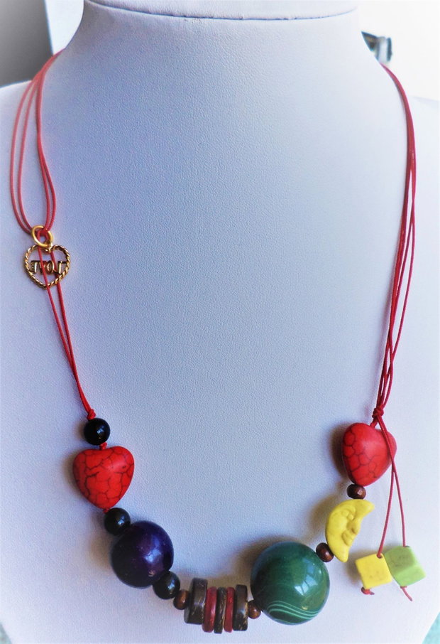 Colier handmade cu margele din lemn,acrilice si piatra de howlit montate pe ata pe guta