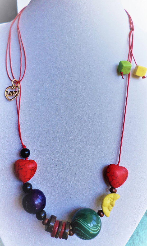 Colier handmade cu margele din lemn,acrilice si piatra de howlit montate pe ata pe guta