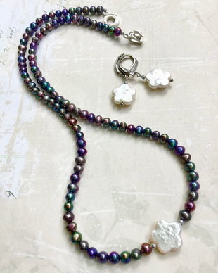 Set Colier și cercei perle de cultura petrol & perle flori baroc albe