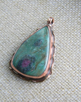 Pandantiv ruby zoisite (F28-3)
