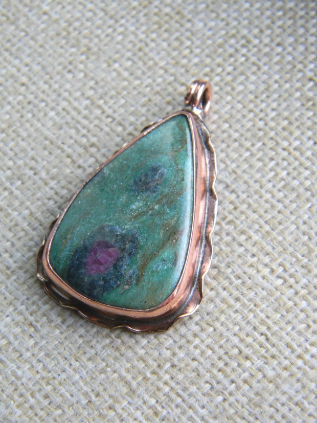 Pandantiv ruby zoisite (F28-3)
