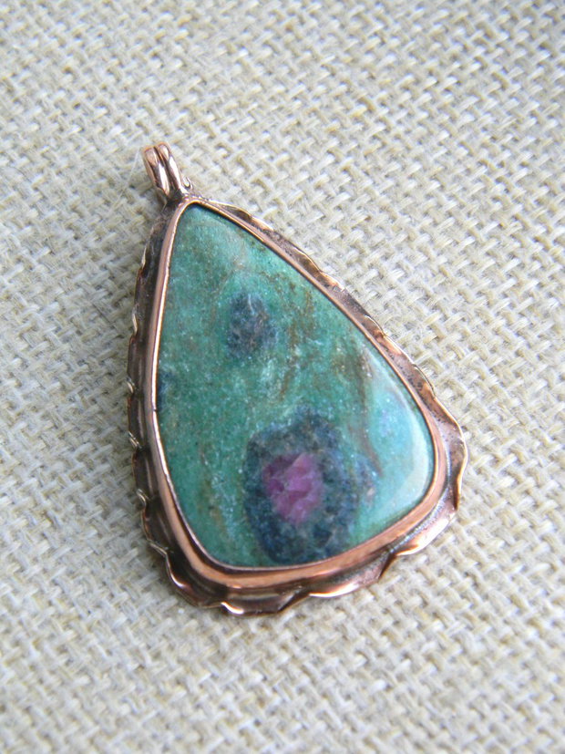 Pandantiv ruby zoisite (F28-3)