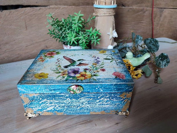 Cutie lemn-Colibri în dansul florilor