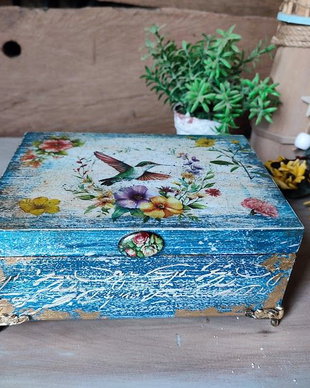 Cutie lemn-Colibri în dansul florilor