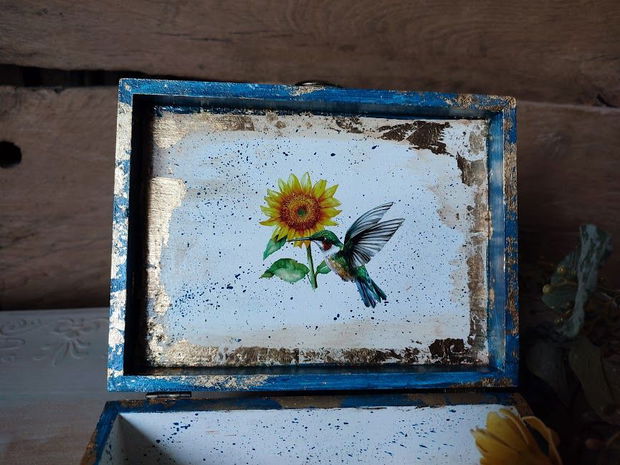 Cutie lemn-Colibri în dansul florilor