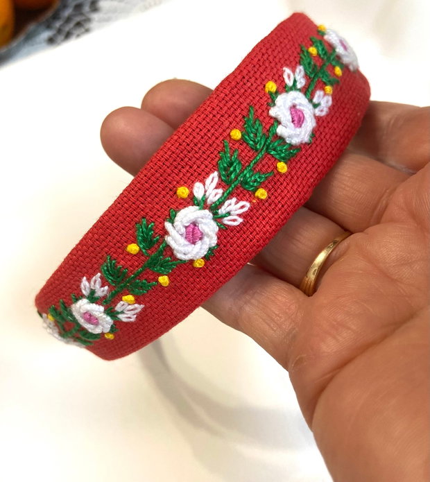 Cordelute cu broderie manuala