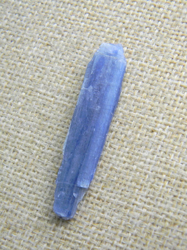 Kyanit brut (F28-2)