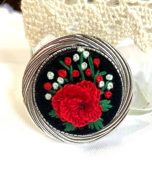 Brosa cu broderie manuala-flori brodate