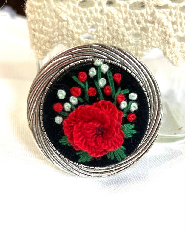 Brosa cu broderie manuala-flori brodate