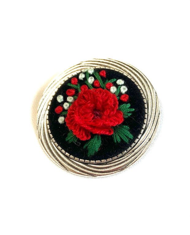 Brosa cu broderie manuala-flori brodate