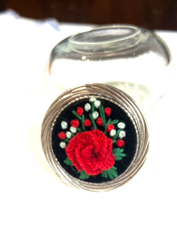 Brosa cu broderie manuala-flori brodate