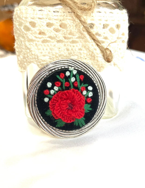 Brosa cu broderie manuala-flori brodate