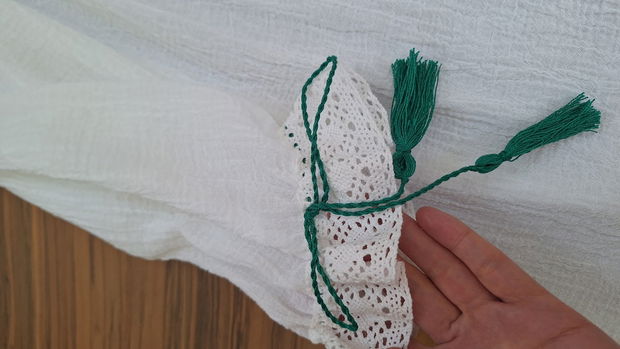 Bluza tip ie cu dantela la mâneci/ie alba/ie cu ciucuri