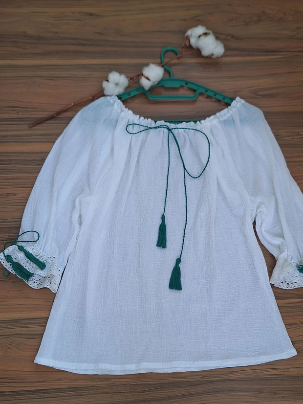 Bluza tip ie cu dantela la mâneci/ie alba/ie cu ciucuri