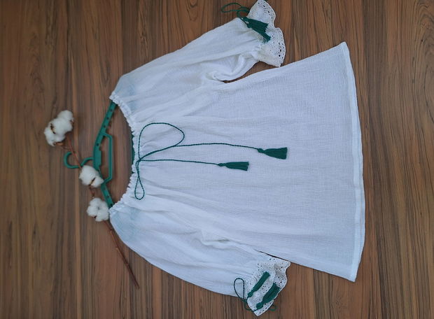 Bluza tip ie cu dantela la mâneci/ie alba/ie cu ciucuri