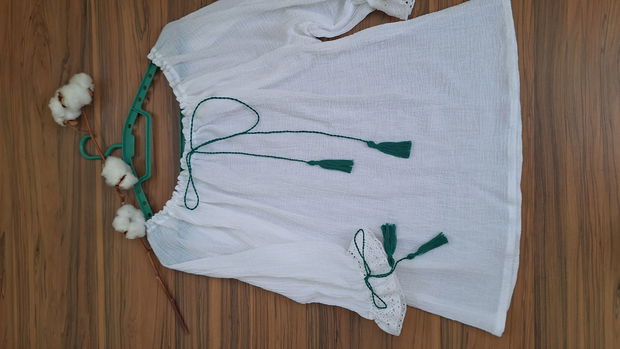 Bluza tip ie cu dantela la mâneci/ie alba/ie cu ciucuri