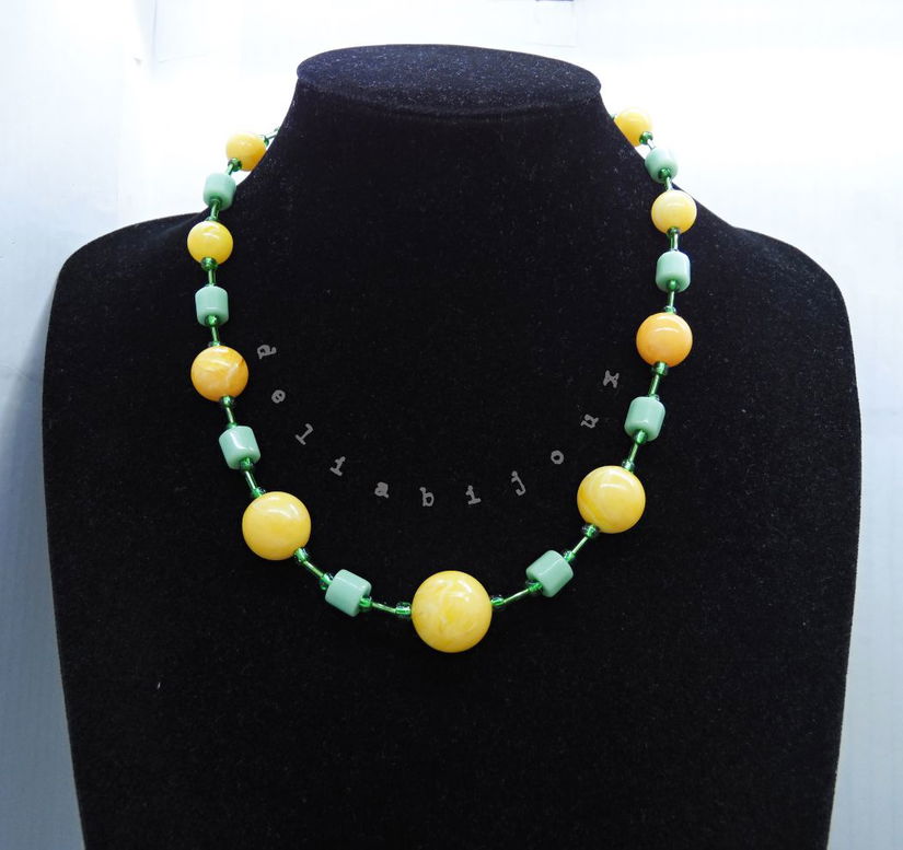 Colier handmade cu mărgele galbene și accente verzi model unicat (cod1237)