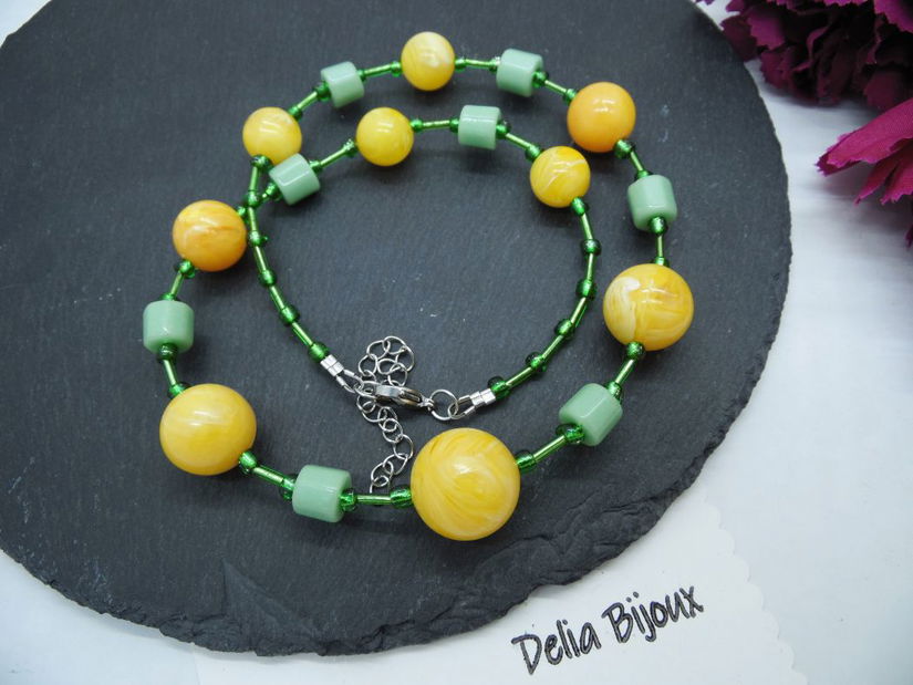 Colier handmade cu mărgele galbene și accente verzi model unicat (cod1237)