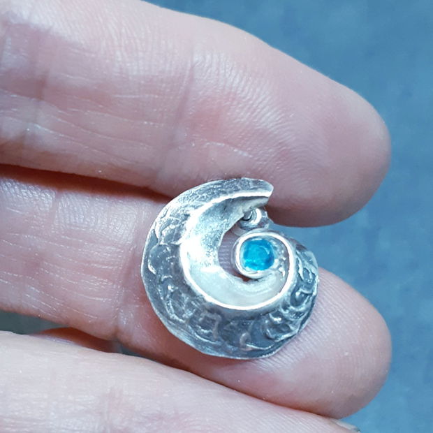 Cercei unicat, cu pin, in forma de valuri din argint fin, texturat, cu cristale de apatit