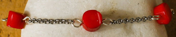 Bratara din lantisor si margelute de coral