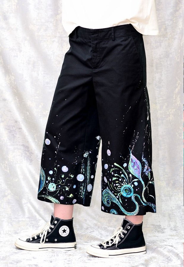Pantaloni negri cu pictură florală, unicat