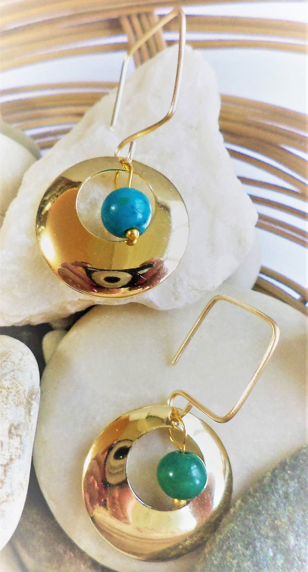 Cercei handmade cu margele crisocolla si cadru metalic placat cu aur