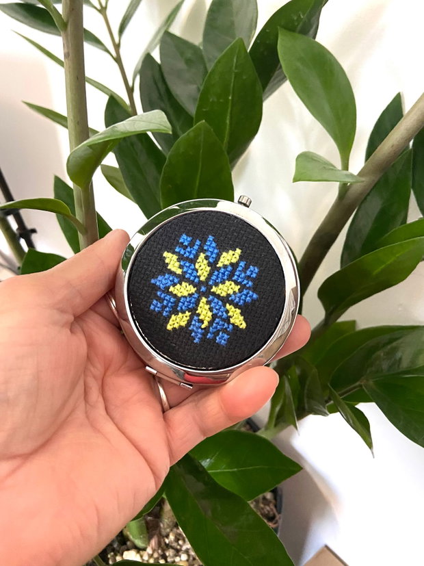 Oglinda dubla cu aplicatie de broderie manuala