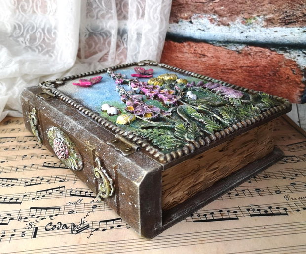 Cutie decorativă în formă de carte vintage cu motiv floral și fluturi