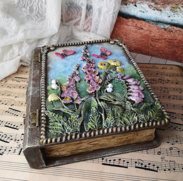 Cutie decorativă în formă de carte vintage cu motiv floral și fluturi
