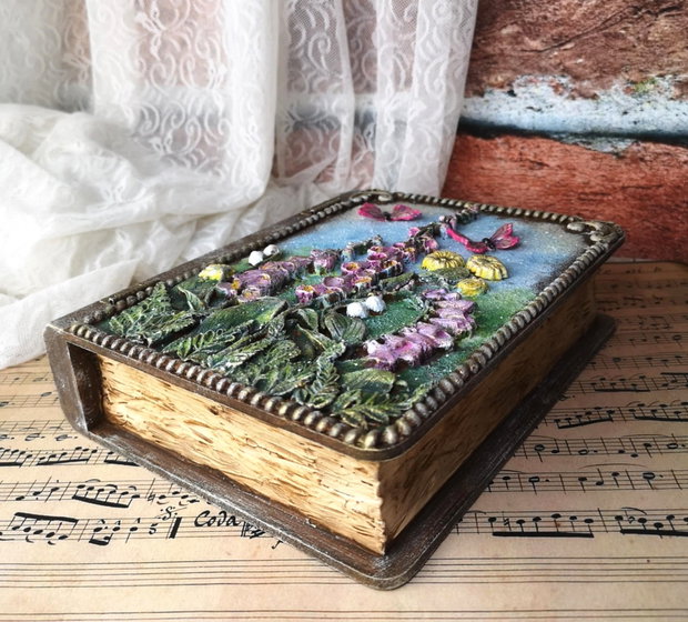 Cutie decorativă în formă de carte vintage cu motiv floral și fluturi