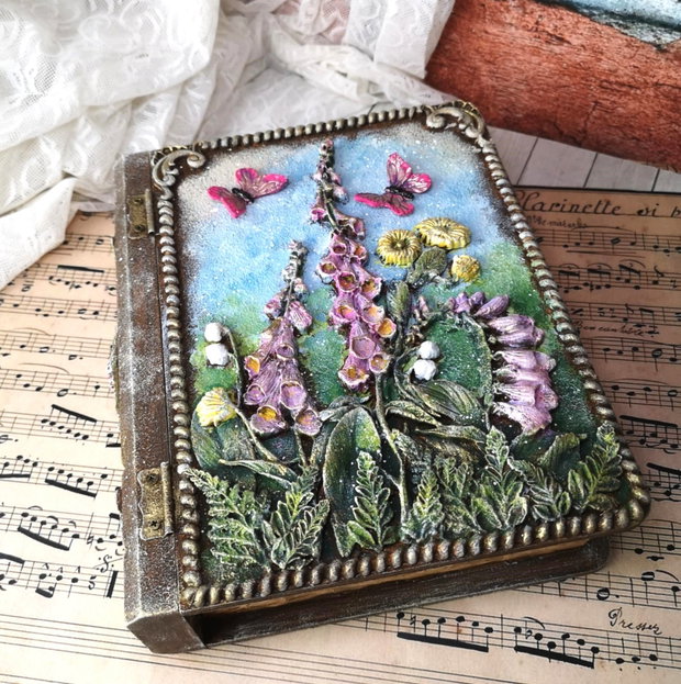 Cutie decorativă în formă de carte vintage cu motiv floral și fluturi