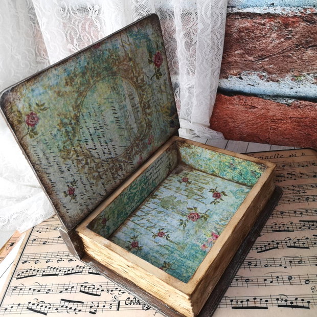 Cutie decorativă în formă de carte vintage cu motiv floral și fluturi