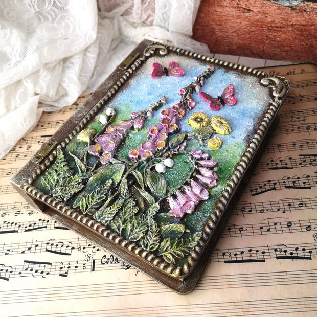 Cutie decorativă în formă de carte vintage cu motiv floral și fluturi