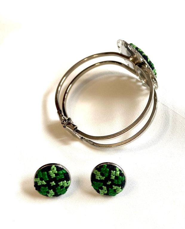 Set brodat manual cu motive traditionale