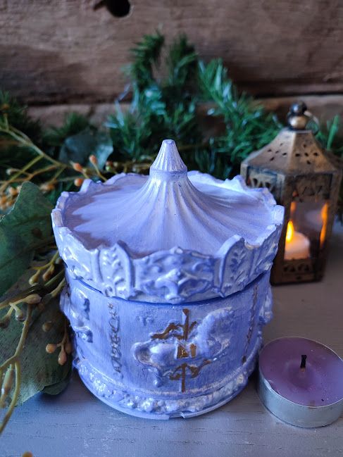 Cutie ceramică cu carusel-Un decor romantic