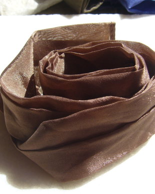 Matase naturala castaniu - deschis pentru bijuterii - tub aprox 90x4 cm