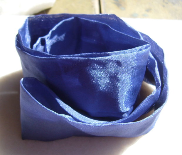 Matase naturala albastra pentru bijuterii - tub aprox 90x4 cm