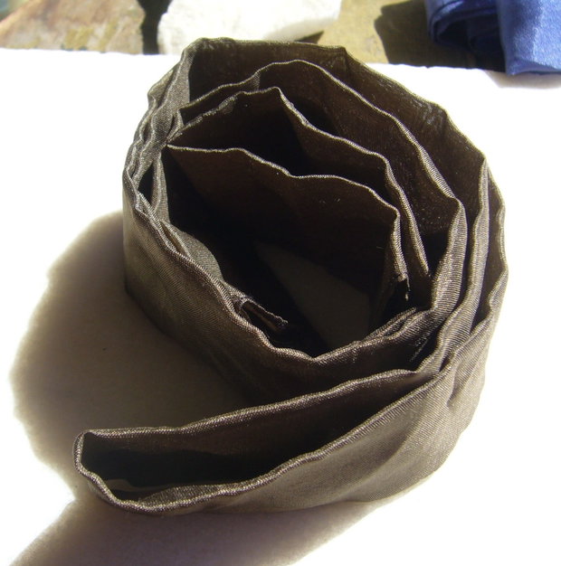 Matase naturala maro inchis pentru bijuterii - tub aprox 90x4 cm