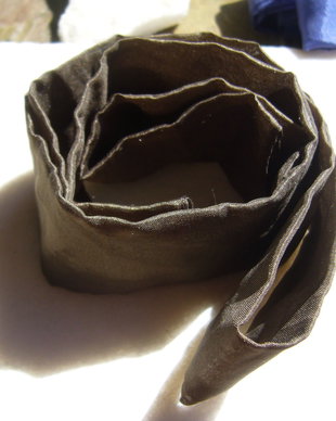 Matase naturala maro inchis pentru bijuterii - tub aprox 90x4 cm