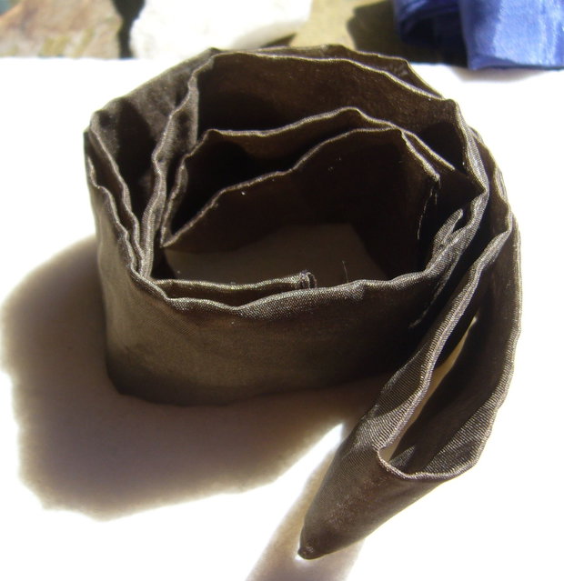 Matase naturala maro inchis pentru bijuterii - tub aprox 90x4 cm